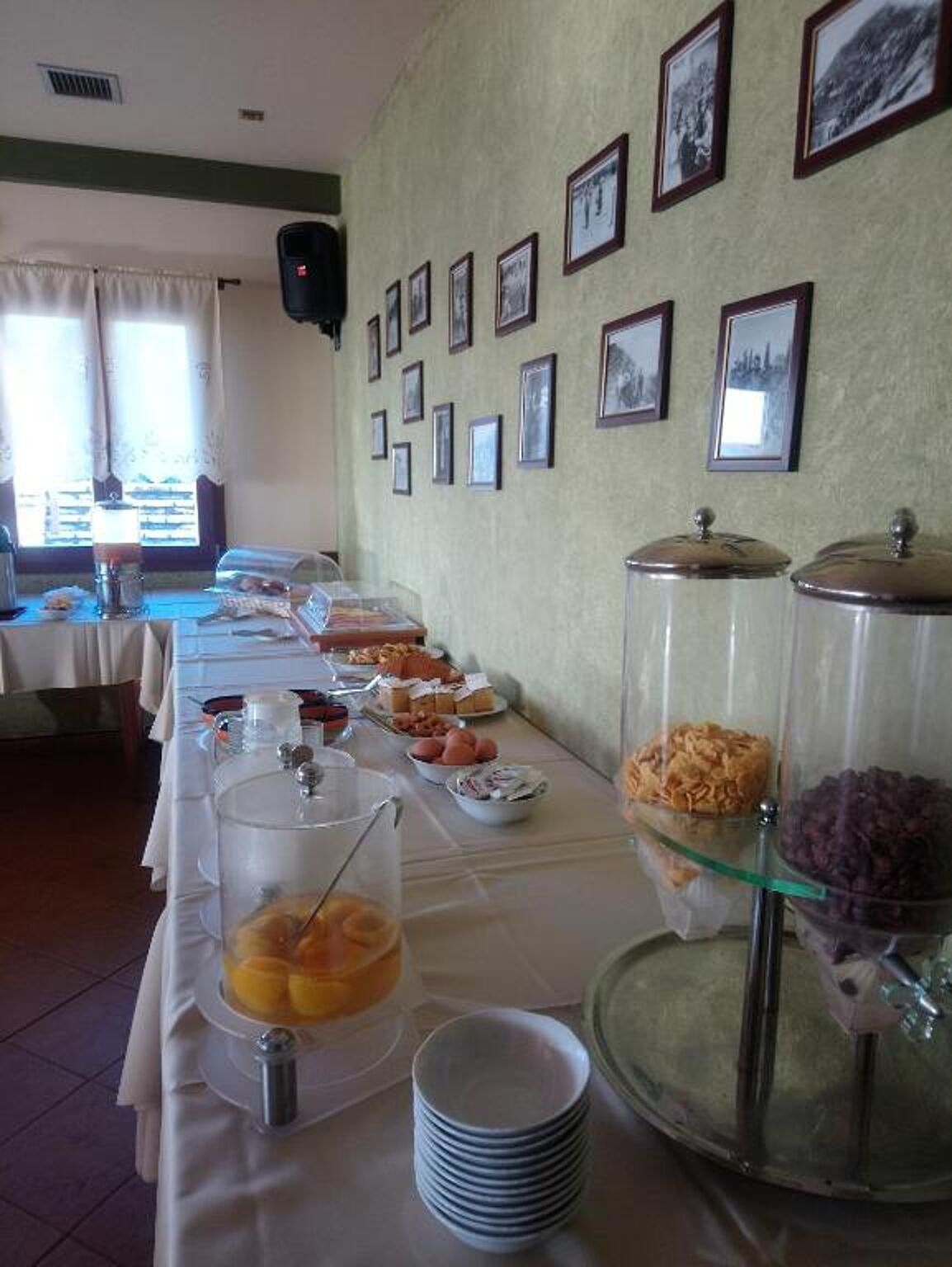 Un buffet proposant une variété de plats et un mur décoré de tableaux encadrés.