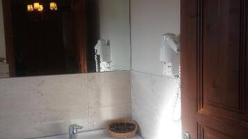 Douche, articles de toilette gratuits, sĂšche-cheveux, chaussons