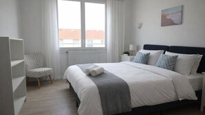 1 bedroom, free WiFi, bed sheets - Renovated apartment with sea view for 4 people (Les Sables-d´Olonne)