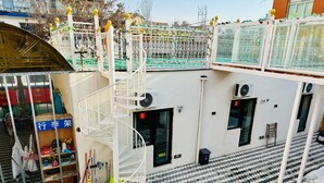 Un hotel con una scala a chiocciola, diverse camere e un pavimento piastrellato.