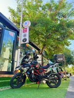 Una motocicleta estacionada frente a un edificio con un letrero que indica un restaurante.