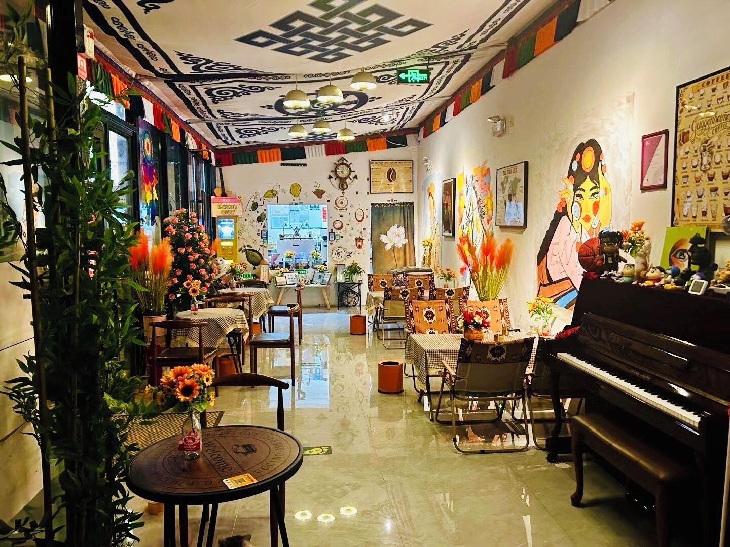 Un hall amplio con un piano, mesas, sillas y varias decoraciones, incluyendo plantas y obras de arte.