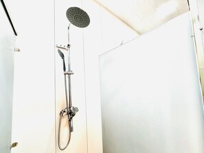 Douche, douche à « effet pluie », articles de toilette gratuits
