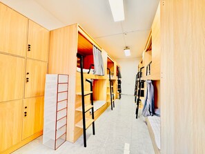 Gemeinsamer Basic-Schlafsaal, Blick auf den Innenhof | Schreibtisch, Verdunkelungsvorhänge, kostenloses WLAN