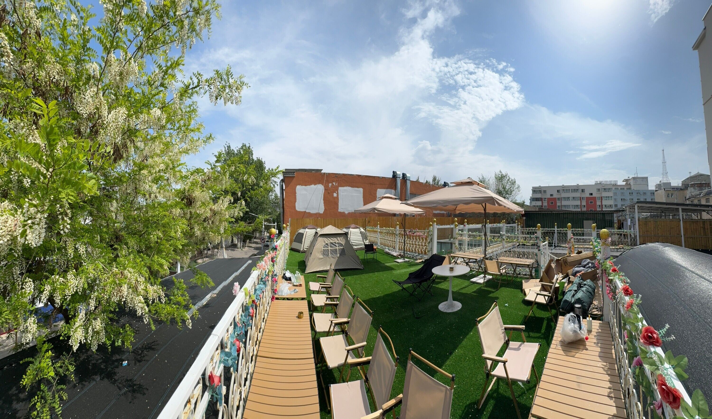 Tente Confort, vue cour intérieure