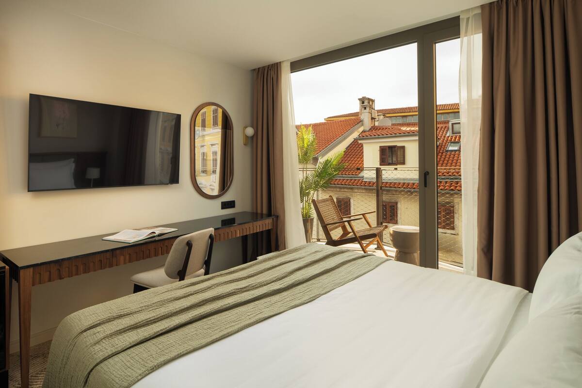 Chambre supérieure double ou avec lits jumeaux, balcon, vue sur la ville | Coffre-fort, bureau, espace de travail pour ordinateurs portables