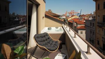 Deluxe Balcony Room with Jacuzzi | Terrasse/Patio