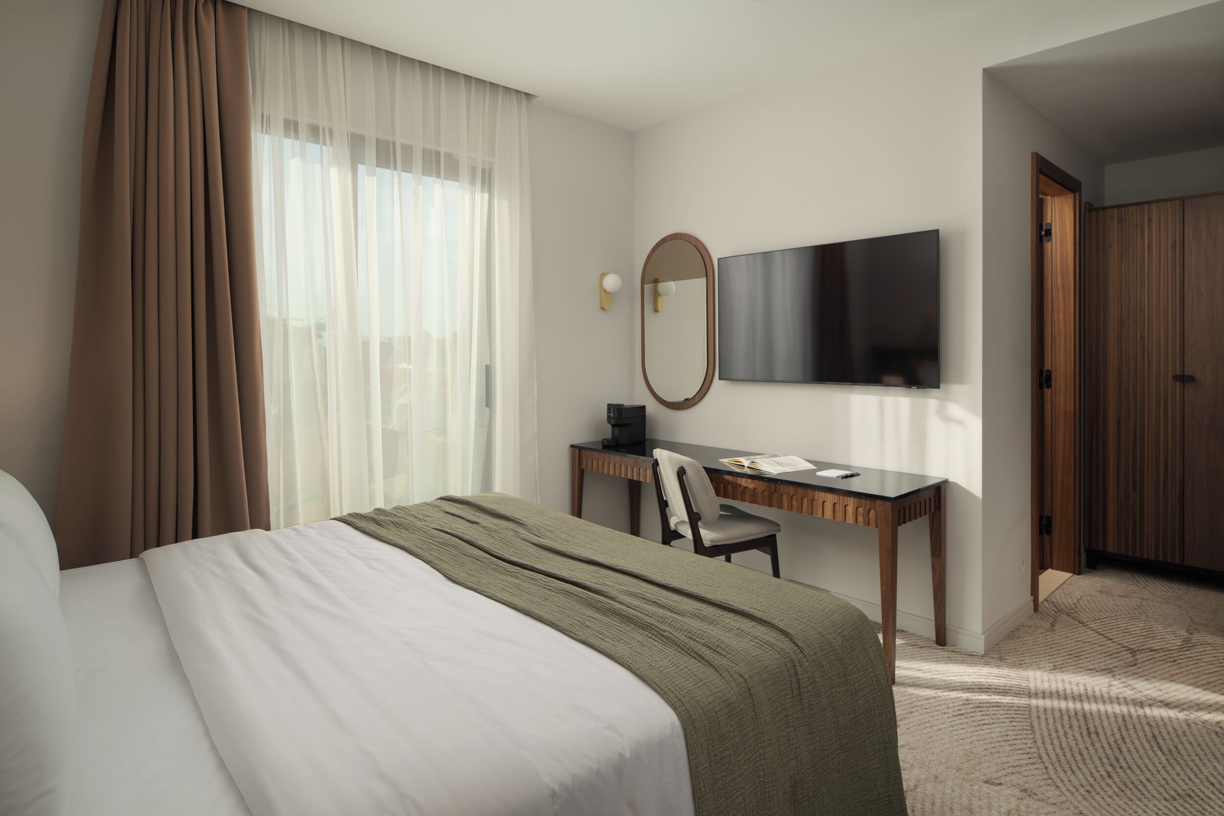 Chambre supérieure double ou avec lits jumeaux, vue sur la ville | Coffre-fort, bureau, espace de travail pour ordinateurs portables