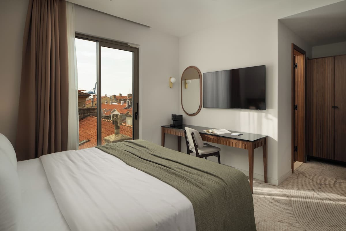 Chambre supérieure double ou avec lits jumeaux, vue sur la ville | Coffre-fort, bureau, espace de travail pour ordinateurs portables