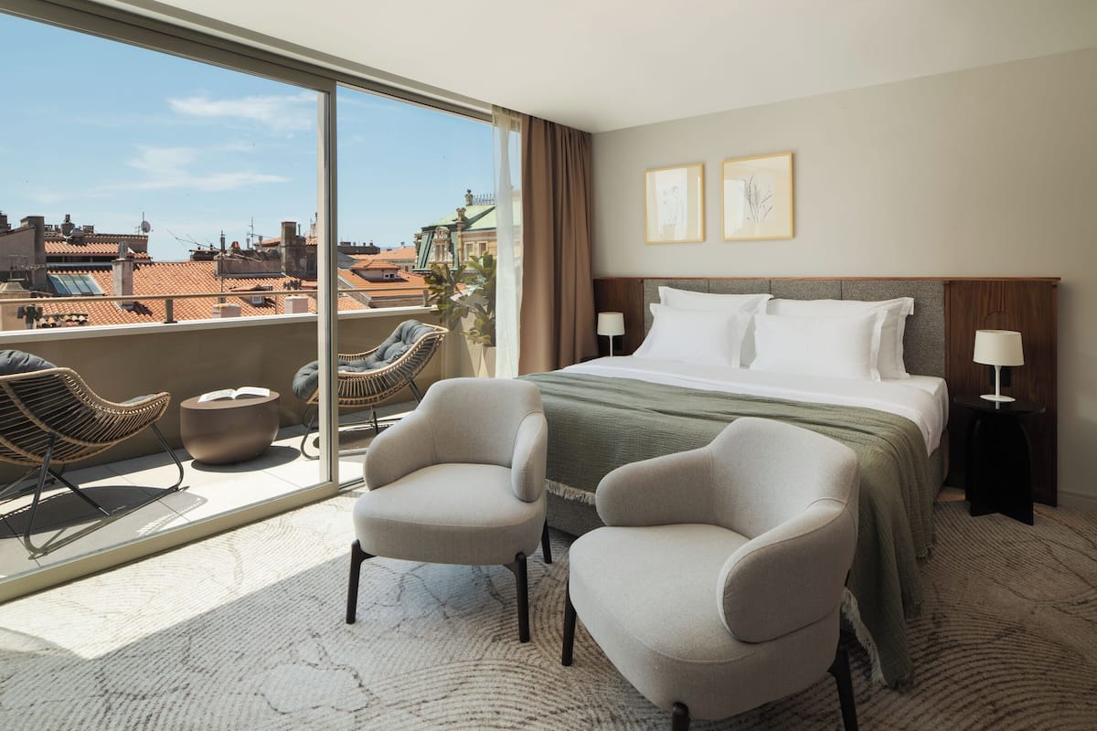 Deluxe Balcony Room with Jacuzzi | Coffre-fort, bureau, espace de travail pour ordinateurs portables
