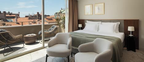 Deluxe Balcony Room with Jacuzzi | 客房内保险箱、办公桌、笔记本电脑工作区、遮光窗帘