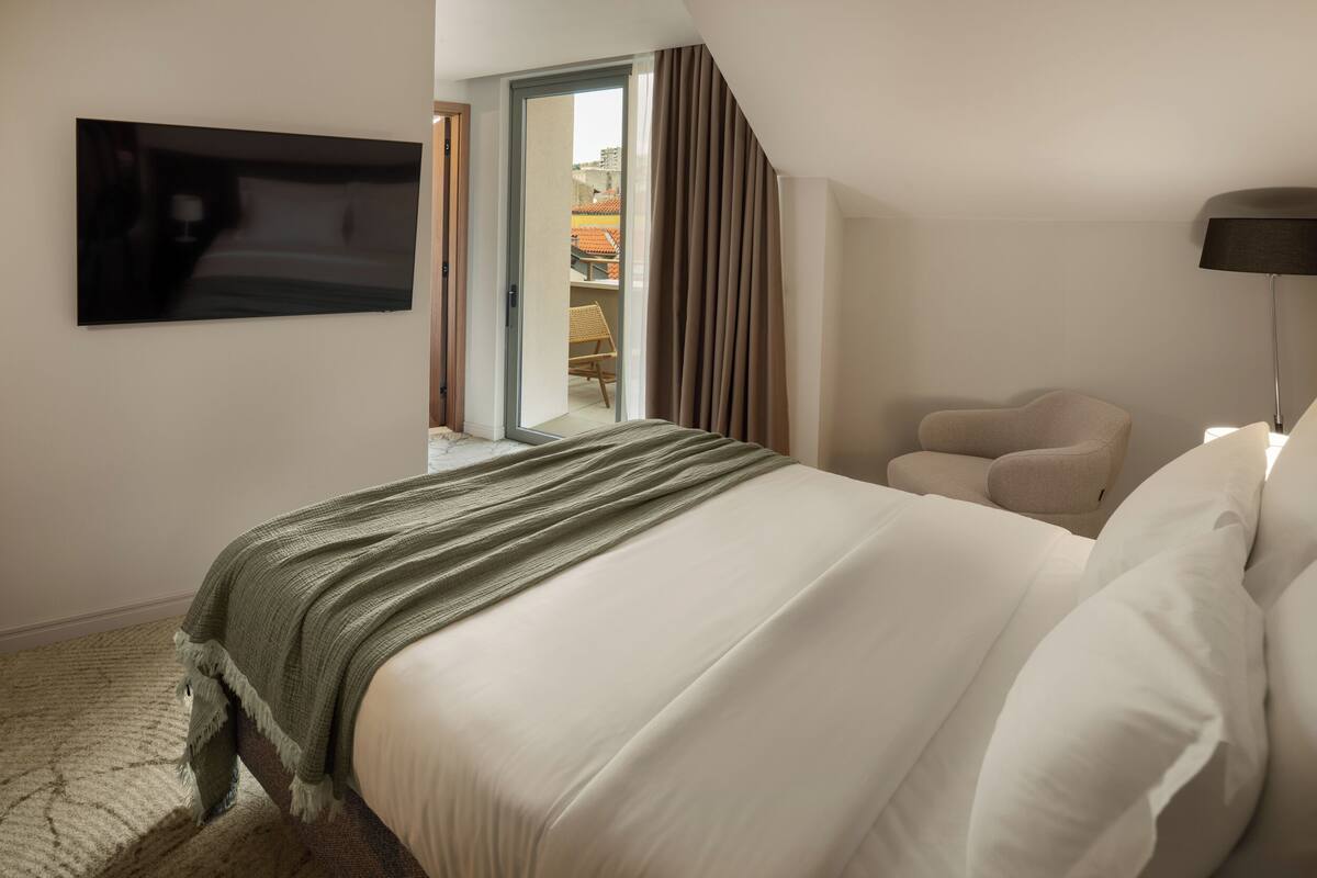 Chambre Deluxe double ou avec lits jumeaux, balcon, vue sur la ville | Coffre-fort, bureau, espace de travail pour ordinateurs portables
