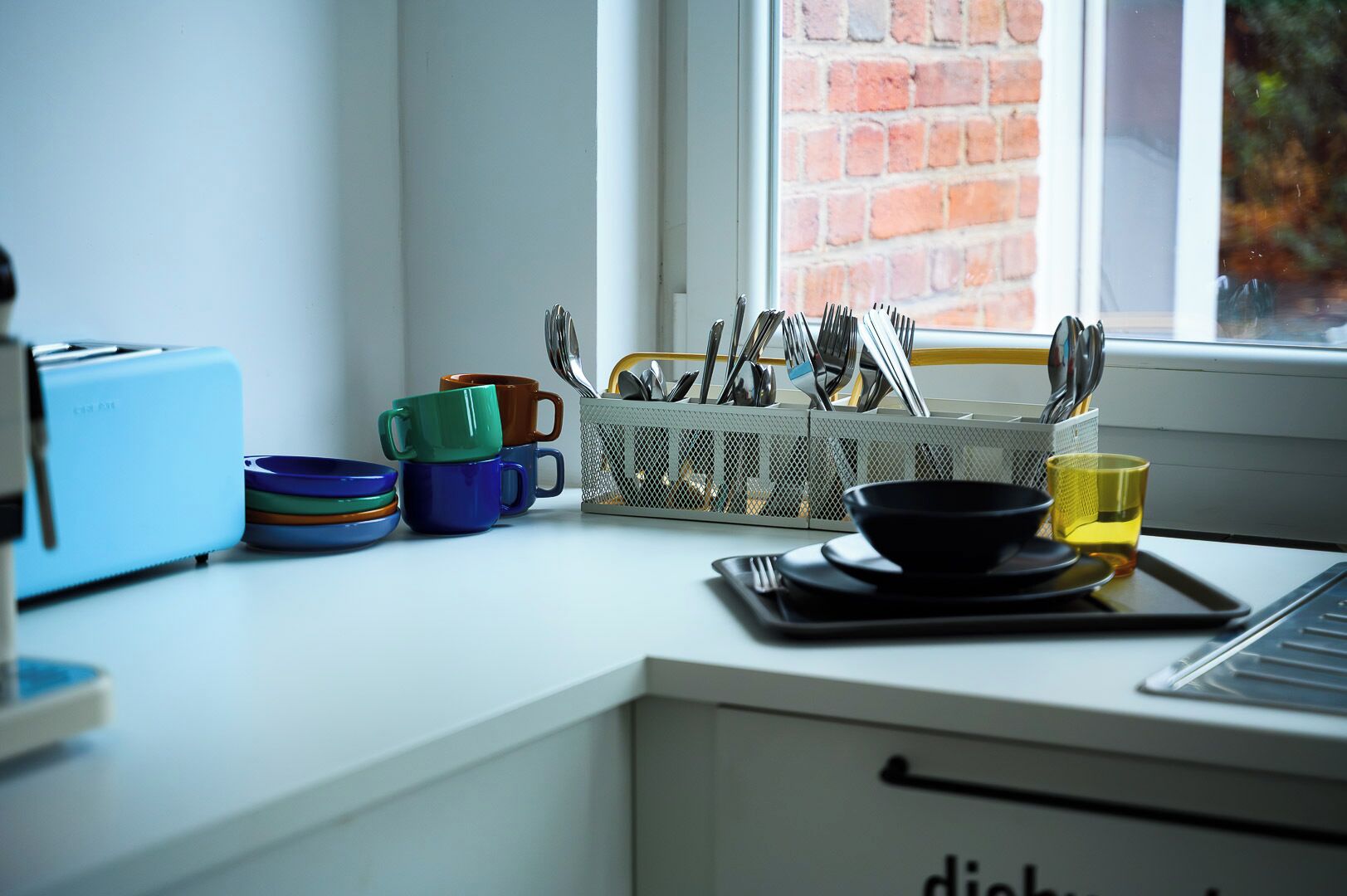 Een koelkast/vriezer, een oven, een kookplaat, een vaatwasser