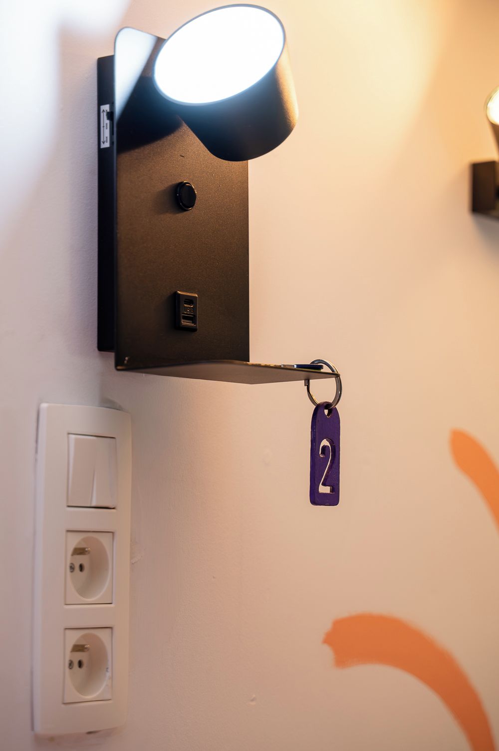 Una lámpara de pared con un llavero adjunto.