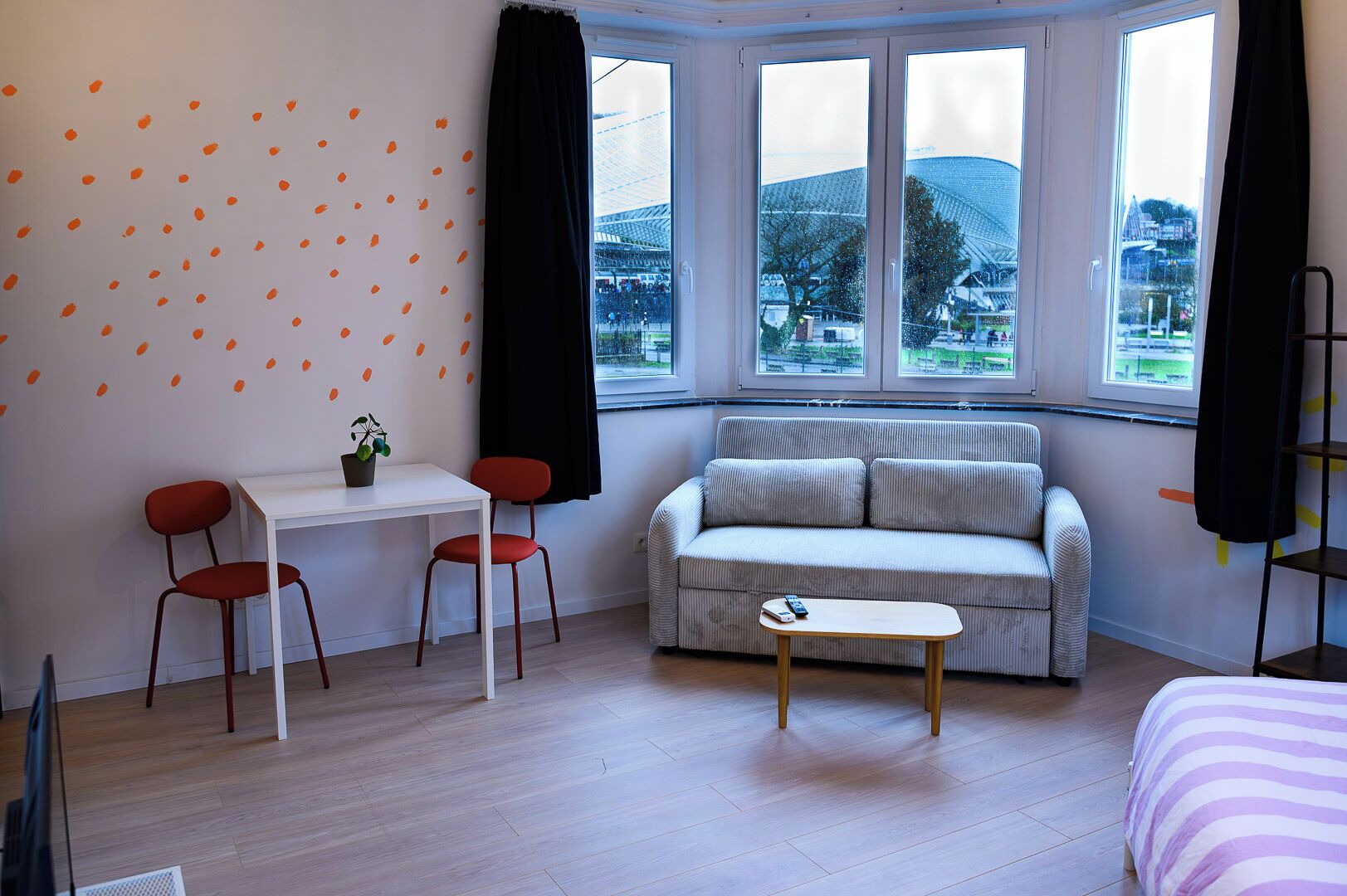 Chambre Double Familiale, salle de bains privée, vue ville | Coin séjour