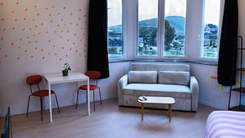 Chambre Double Familiale, salle de bains privée, vue ville | Coin séjour