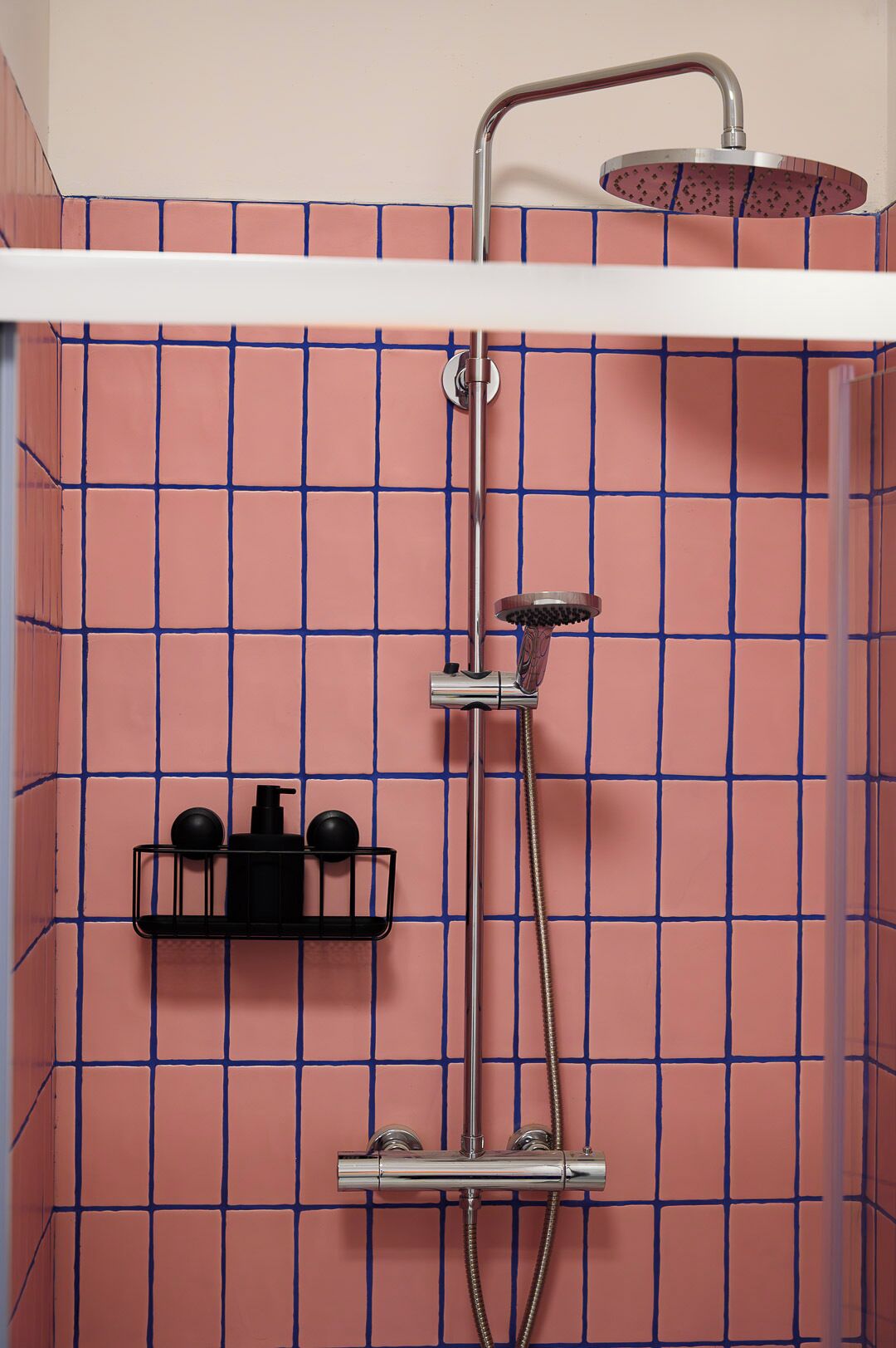 Een douche, een regendouche, handdoeken, zeep