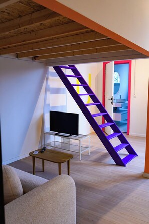 Phòng, phòng tắm riêng, quang cảnh thành phố | Nội thất