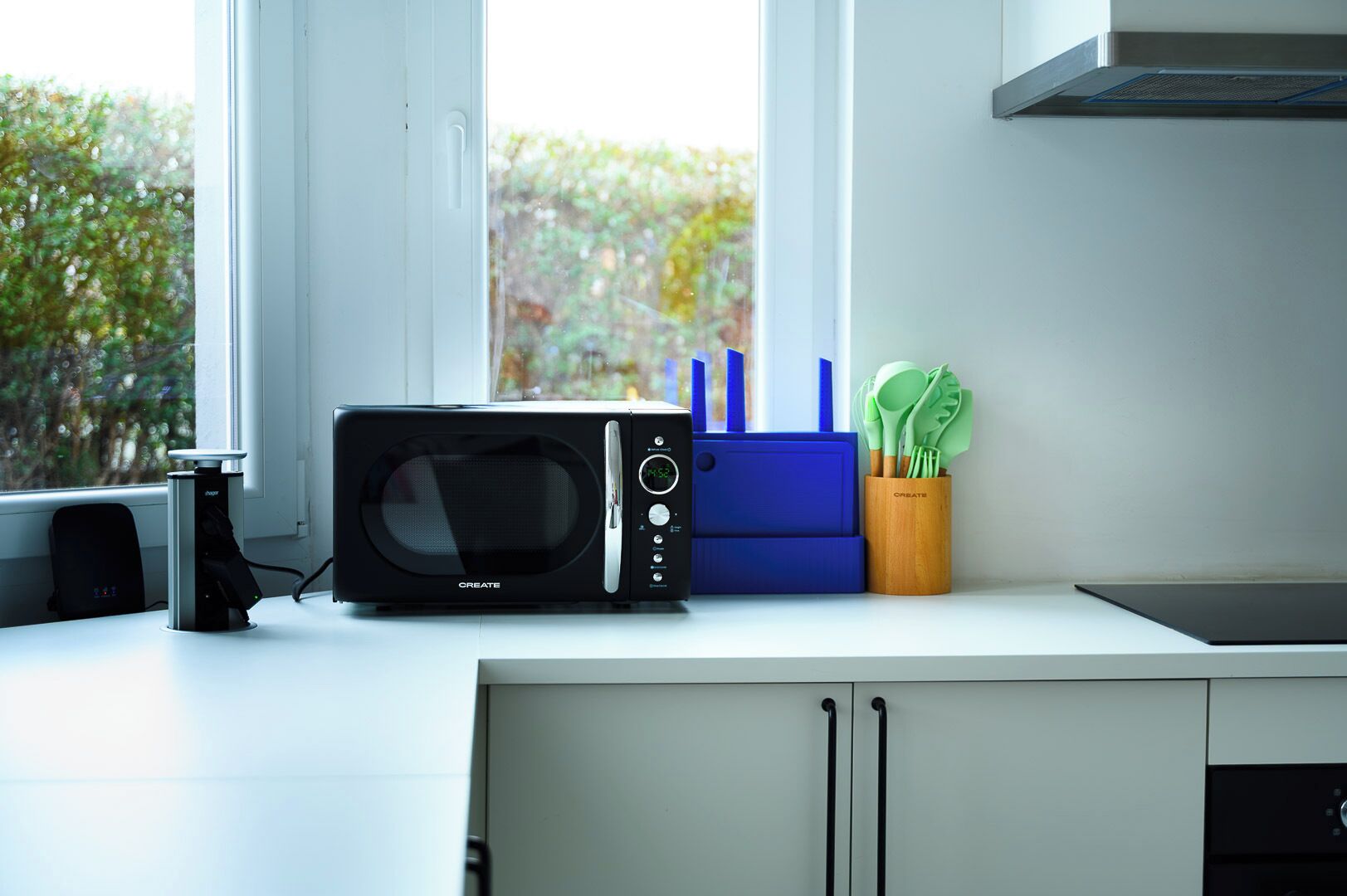Frigorífico grande, horno, placa de cocina y lavavajillas