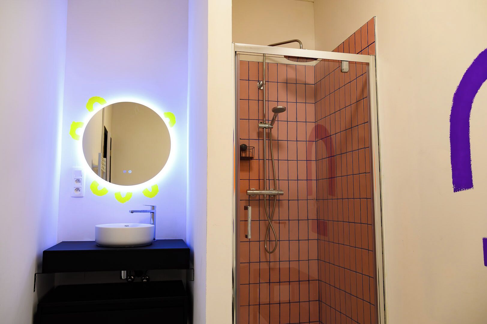 Een douche, een regendouche, handdoeken, zeep