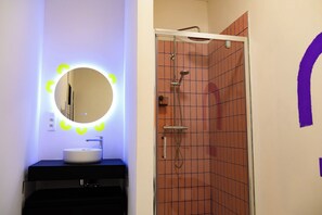 Shower, rainfall showerhead, towels, soap - Cool Cool House (Liège)