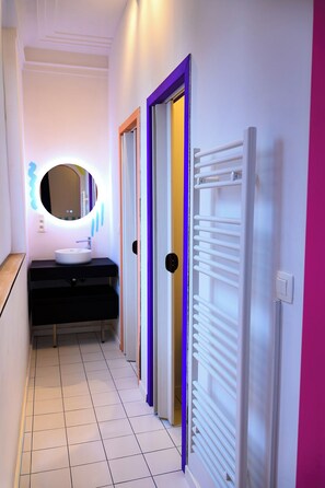 Shower, rainfall showerhead, towels, soap - Cool Cool House (Liège)
