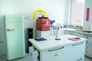 A kitchen with a refrigerator, a coffee machine, and a sink. - Cool Cool House (Liège)