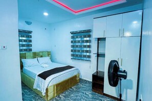 4 chambres, fer et planche à repasser, Wi-Fi gratuit, draps fournis