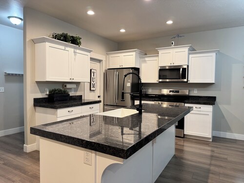 3BR Home near Saratoga Springs Ping Pong, Fast WiFi, 3-Car Parking & Attractions