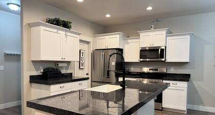 3BR Home near Saratoga Springs Ping Pong, Fast WiFi, 3-Car Parking & Attractions