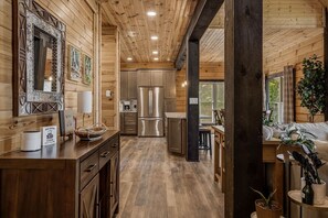 L’intérieur de la cabine est doté de murs en bois, la cuisine est équipée d’appareils électroménagers en acier inoxydable et il y a un coin repas avec vue.