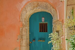 Exterior detail - Charming renovated T2 - Historic center (Hyères)