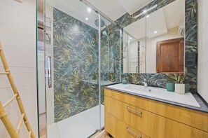 Shower, hair dryer, towels, soap - Renovated apartment - Historical center (Hyères)
