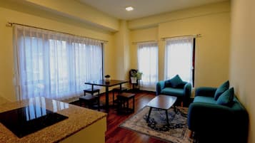 Deluxe Suite, Courtyard View | Interior