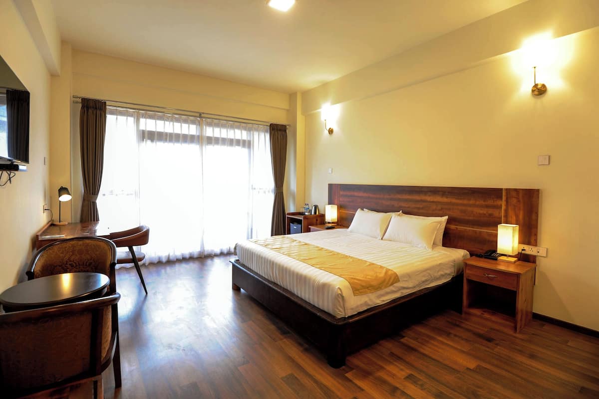 Deluxe Suite, Courtyard View