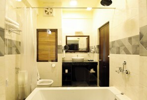 Deluxe-sviitti, näköala pihalle | Kylpyhuone | Tohvelit, pyyhkeet