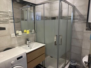 Shower, hair dryer, towels, soap - Cosy 2 pers Private Parking - Near Beach & Parks (Antibes)