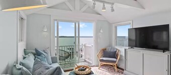 Cozy Waterfront Luxury Cottage W/hot tub