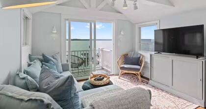 Cozy Waterfront Luxury Cottage W/hot tub