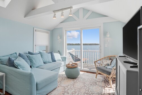 Cozy Waterfront Luxury Cottage W/hot tub