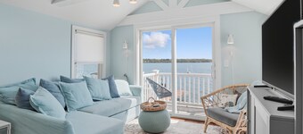 Cozy Waterfront Luxury Cottage W/hot tub