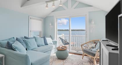 Cozy Waterfront Luxury Cottage W/hot tub