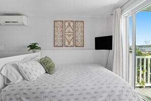 Tabla de planchar con plancha, wifi gratis y ropa de cama 