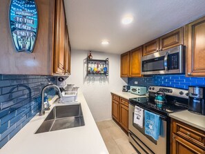 Private kitchen - itlbfun - Waterfront Condo (Sion Farm)