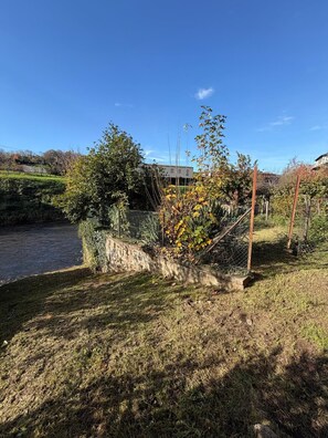 Property grounds - Sur Tulle - La Maison des Voyageurs - 3 Bedrooms (Tulle)