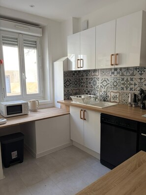 Fridge, microwave, oven, dishwasher - Sur Tulle - La Maison des Voyageurs - 3 Bedrooms (Tulle)