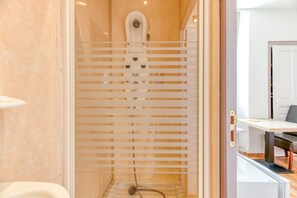 Een douche, handdoeken