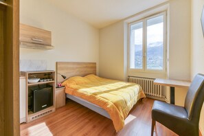 8 bedrooms, iron/ironing board, WiFi, bed sheets