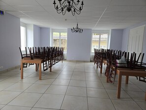 Banquet hall - Country House “Logis Belledonne - Group” with Mountain View, Shared Pool & Wi-Fi (Arvillard)