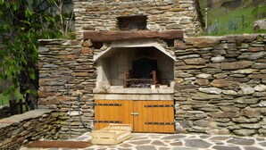 Un bâtiment en pierre avec une porte en bois et un sol en pierre.